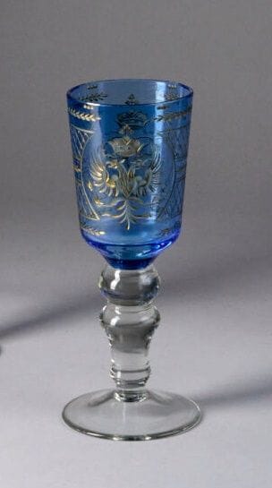 Grand verre à pied en cristal partiellement...
