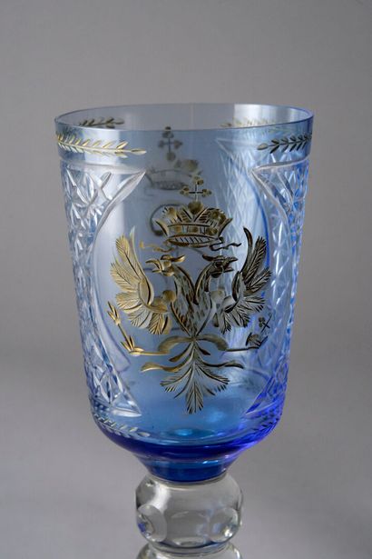Grand verre à pied en cristal partiellement...