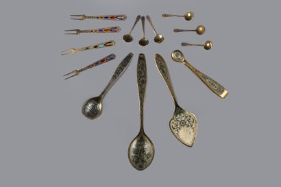 Strong set of silver objects (800°/°°) composed...