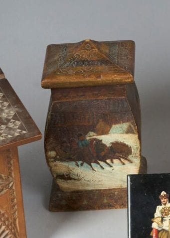 BOÎTE À THÉ en bois à décor polychrome et...