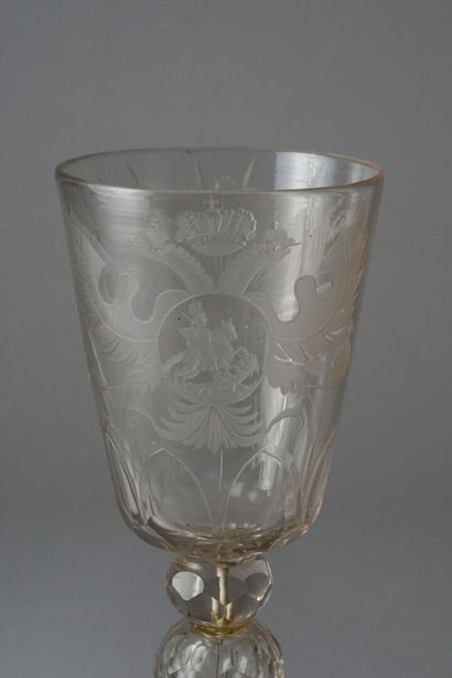 Grand verre à pied en cristal de forme tronconique,...