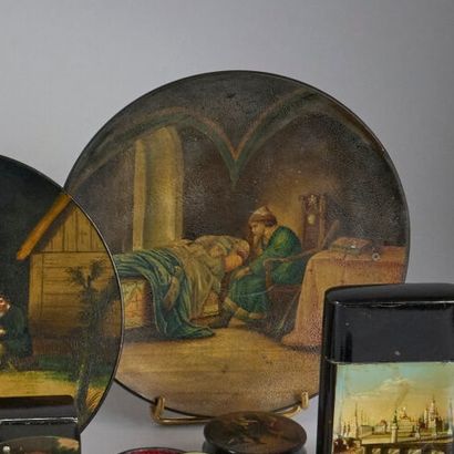 PRESENTATION DISH in lacquered papier-mâché...