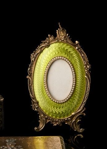 Gilded silver (800°/°°) oval photograph holder...