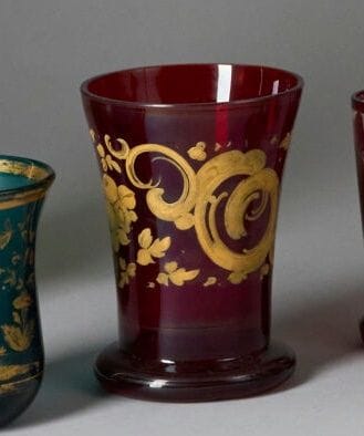 Gobelet en verre rouge transparent de forme...