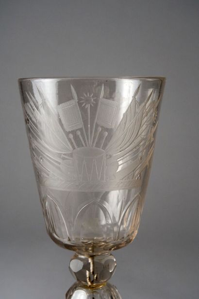 Grand verre à pied en cristal de forme tronconique,...