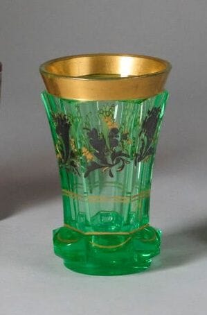 Gobelet en verre vert transparent de forme...