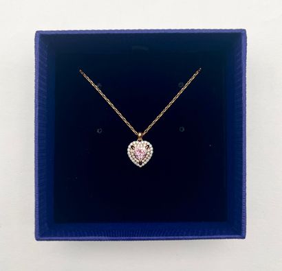 SWAROVSKI.
Pendentif en métal doré, modèle...