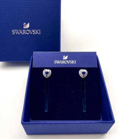 SWAROVSKI.
Paire de clous d'oreilles en acier...