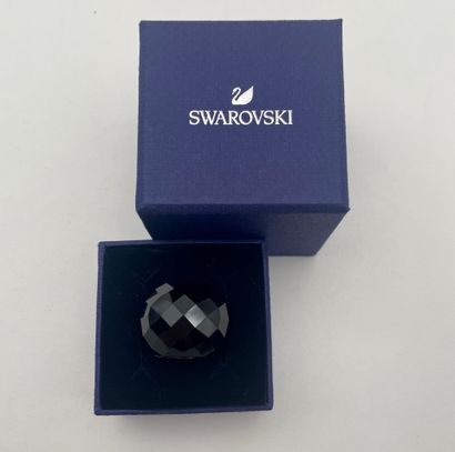 SWAROVSKI.
Bague boule modèle 