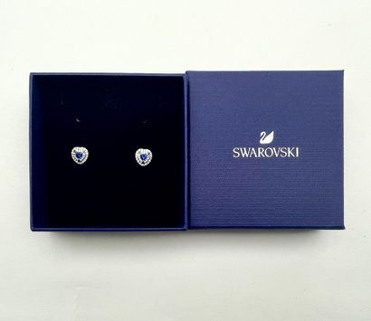 SWAROVSKI.
Paire de clous d'oreilles en acier...