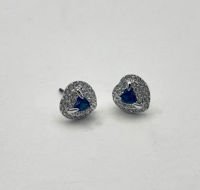 SWAROVSKI.
Paire de clous d'oreilles en acier...
