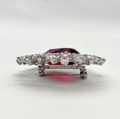 SWAROVSKI.
Broche, modèle 