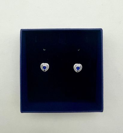SWAROVSKI.
Paire de clous d'oreilles en acier...