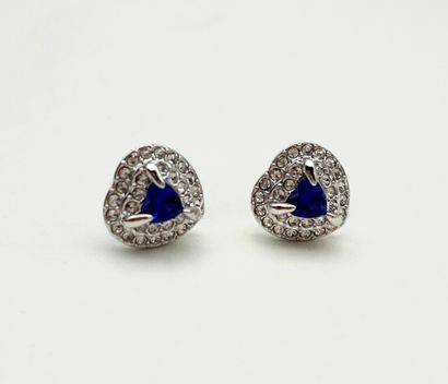SWAROVSKI.
Paire de clous d'oreilles en acier...