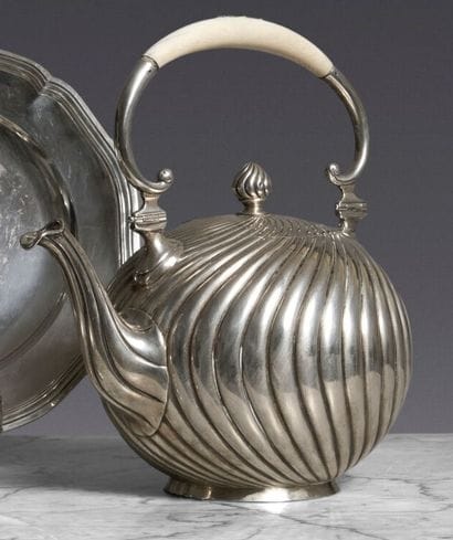 * Théière à panse boule en argent. Versoir...