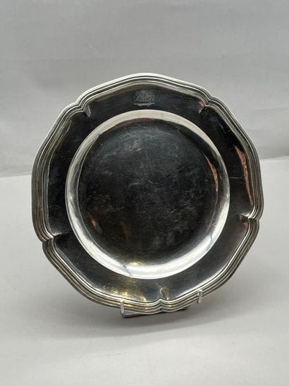 FAVIER
Plat circulaire chantourné en argent...