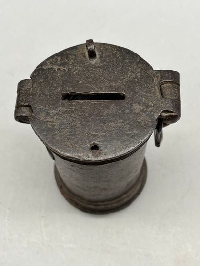 Tronc de quête ou tirelire cylindrique en...