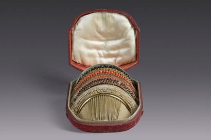 Bijou de tête en argent doré composé d'un...