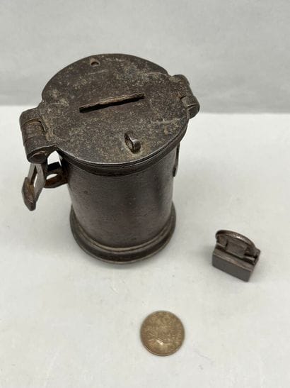 Tronc de quête ou tirelire cylindrique en...