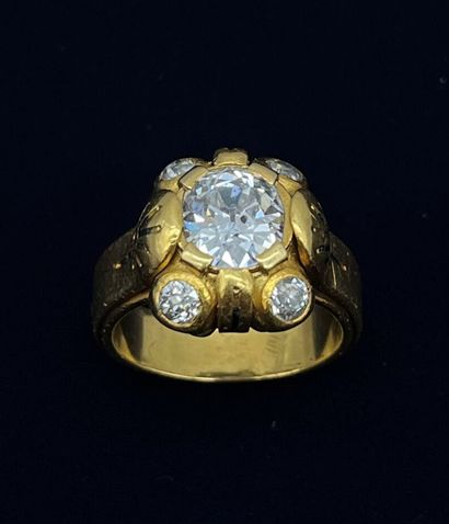 Bague chevalière en or 18 K (750 °/°°) centrée...