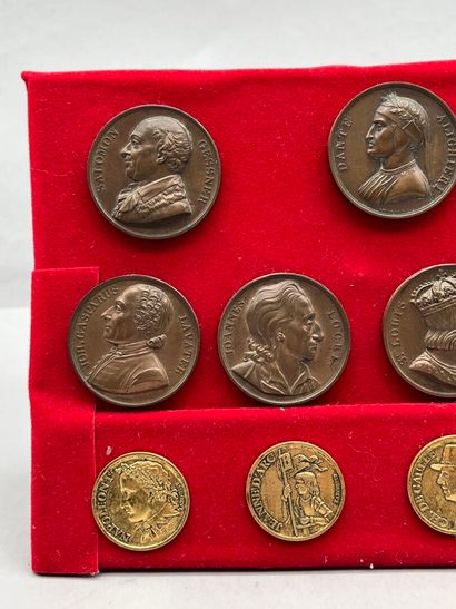 Réunion de 7 médailles circulaires en bronze...