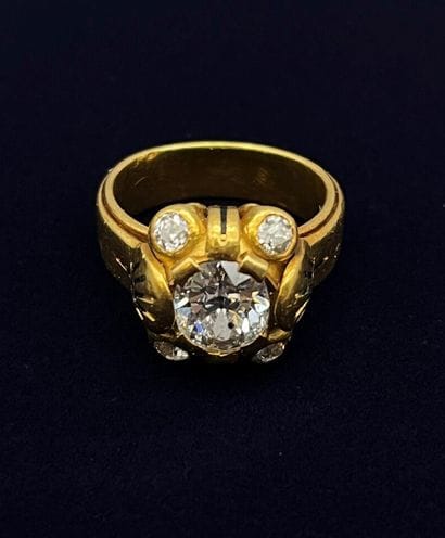Bague chevalière en or 18 K (750 °/°°) centrée...