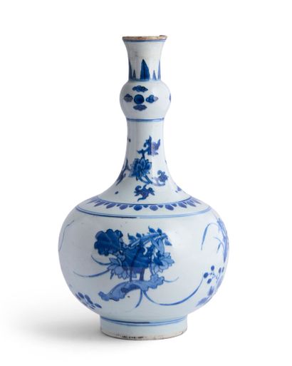Bottle-shaped porcelain vase with blue-white...