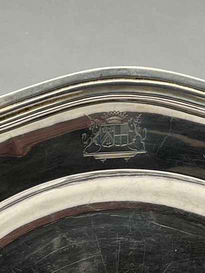 FAVIER
Plat circulaire chantourné en argent...