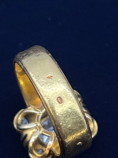 Bague chevalière en or 18 K (750 °/°°) centrée...