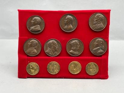 Réunion de 7 médailles circulaires en bronze...
