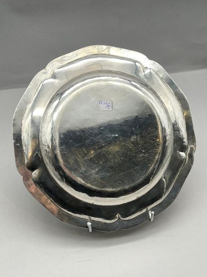 FAVIER
Plat circulaire chantourné en argent...