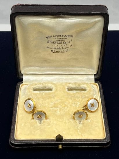 Paire de boutons de manchettes à chaînettes...