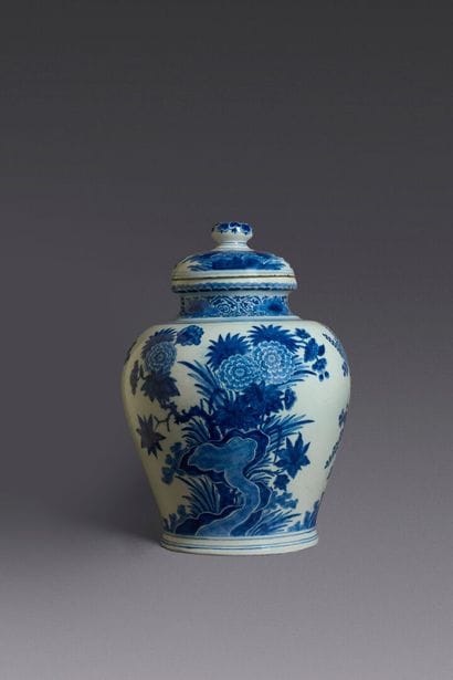 DELFT 
Covered baluster-shaped vase decorated...