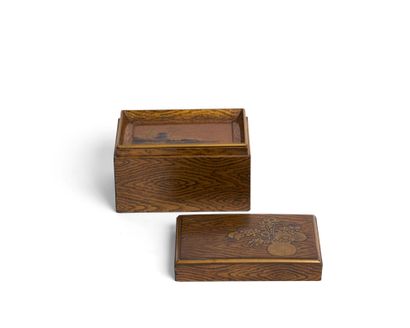 Tebako accessory or cosmetics box in gold...