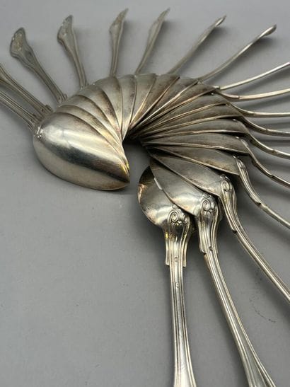 Suite de 18 grands couverts en argent 950...