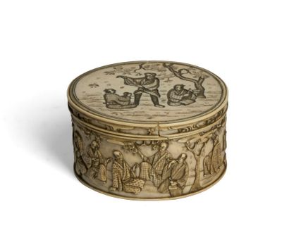 *Oval ivory box with carved decoration in...
