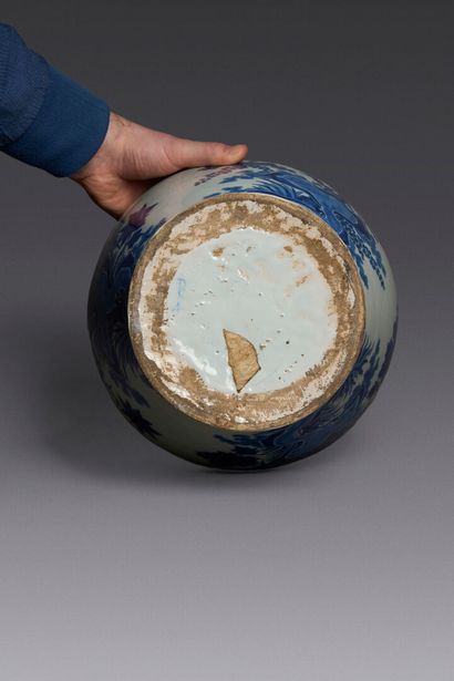 DELFT 
Covered baluster-shaped vase decorated...