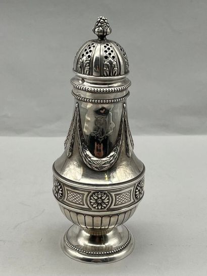 L. LAPAR, Paris.
Saupoudroir de forme balustre...