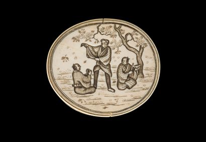 *Oval ivory box with carved decoration in...