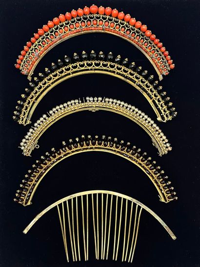 Bijou de tête en argent doré composé d'un...