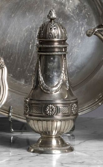 L. LAPAR, Paris.
Saupoudroir de forme balustre...