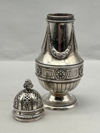 L. LAPAR, Paris.
Saupoudroir de forme balustre...