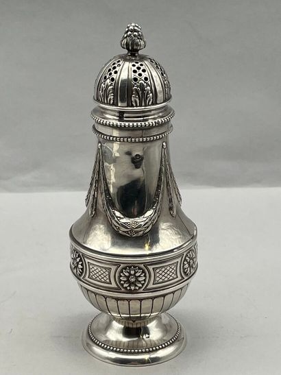 L. LAPAR, Paris.
Saupoudroir de forme balustre...