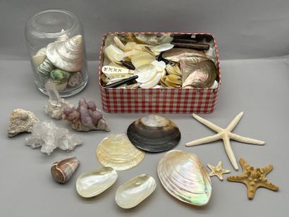Lot comprenant: 
- Ensemble de trois cristaux...