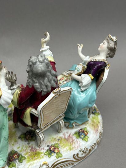 PARIS
Groupe en porcelaine polychrome et...