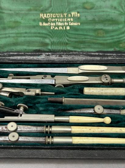 Lot comprenant : 
- RADIGUET
Boîte à compas...