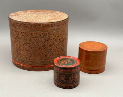 Set comprising: 
- Red and black lacquer...