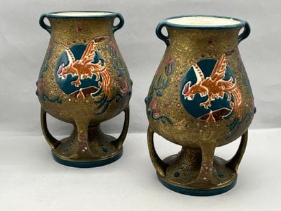 Paire de vases amphores à fond plat et à...