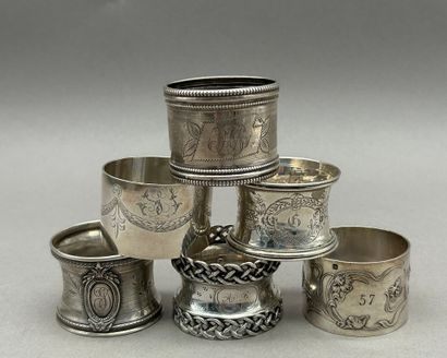 Réunion de 6 ronds de serviette en argent...