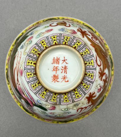 Réunion de deux bols en porcelaine à décor...
